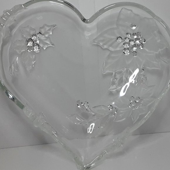 Mikasa Crystal Dish/Plate Poinsettia Heart Shaped 10" x 9" Christmas - Picture 2 of 2